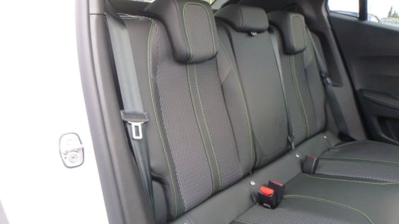 Peugeot 2008 Hybrid 145 e-DCS6 GT Blanc Okénite