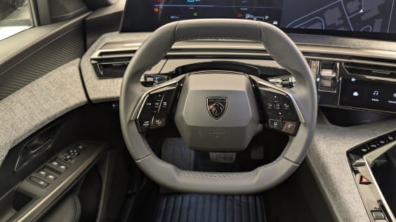 Peugeot 5008 HYBRID 145 CH E-DCS6 ALLURE Blanc Okenite