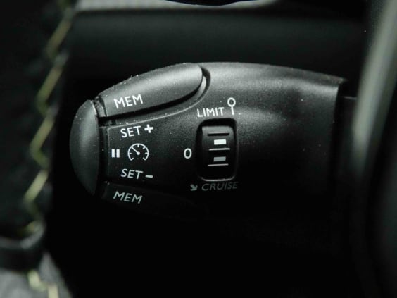 Peugeot 208 Hybrid 136 e-DCS6 GT Gris