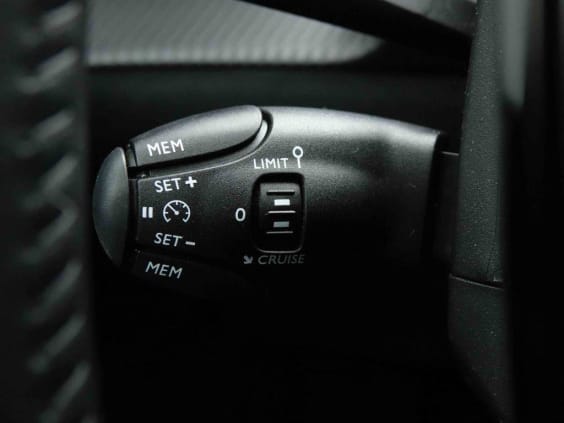 Peugeot E-2008 54 KW 156  ALLURE Argent