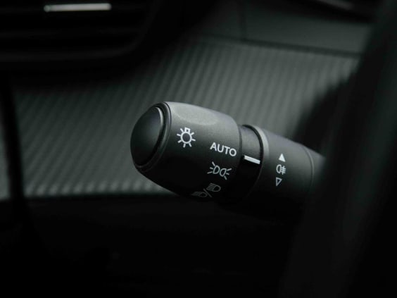 Peugeot E-2008 54 KW 156  ALLURE Argent