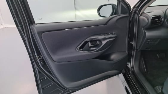 Toyota Yaris YARIS  IV Hybride 116h Design e-CVT Noir Intense Métallisé