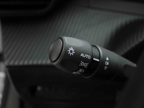 Peugeot E-2008 54 KW 156  ALLURE Argent
