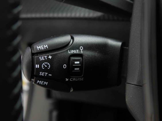 Peugeot E-2008 54 KW 156  ALLURE Argent