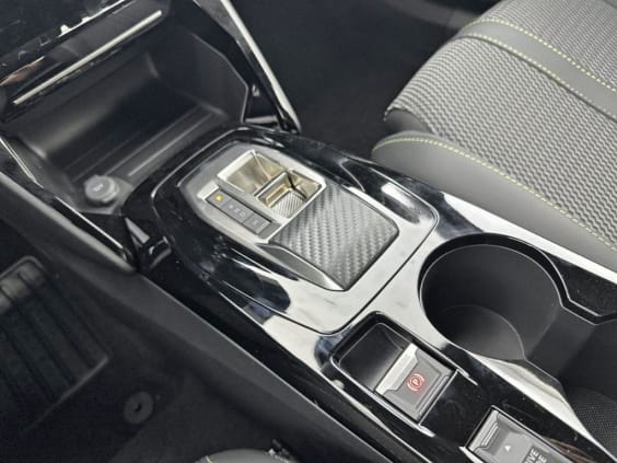 Peugeot 2008 Hybrid 145 e-DCS6 GT gris artense