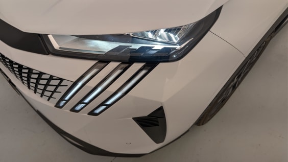 Peugeot 5008 HYBRID 145 CH E-DCS6 ALLURE Blanc Okenite
