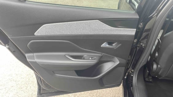 Peugeot 408 Hybrid 136 e-DCS6 Allure Noir Perla Nera Métallisé