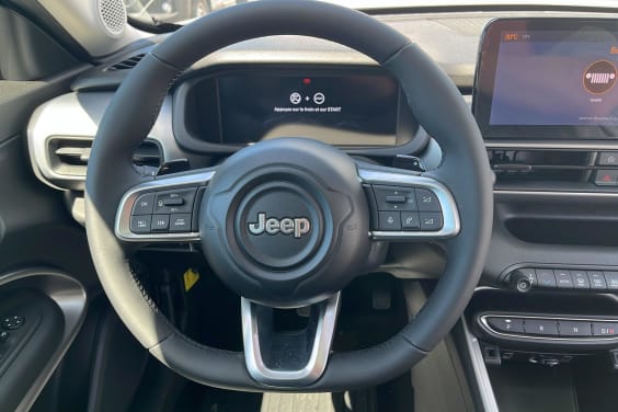 Jeep Avenger 1.2 Turbo T3 110 ch e-Hybrid BVR6 Summit Storm / Toit Volcano