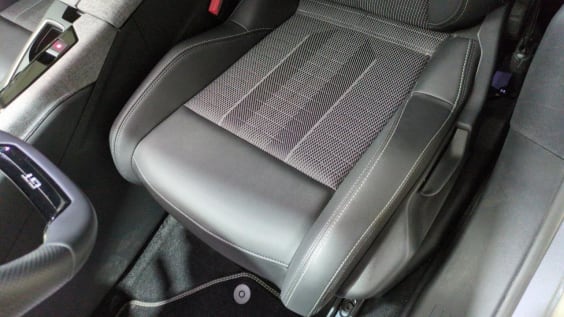 Peugeot 5008 HYBRID 145CH E-DCS6 GT Gris Artense / Toit Noir