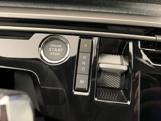 Peugeot 5008 Hybrid 145 e-DCS6 Allure Noir Perla Nera