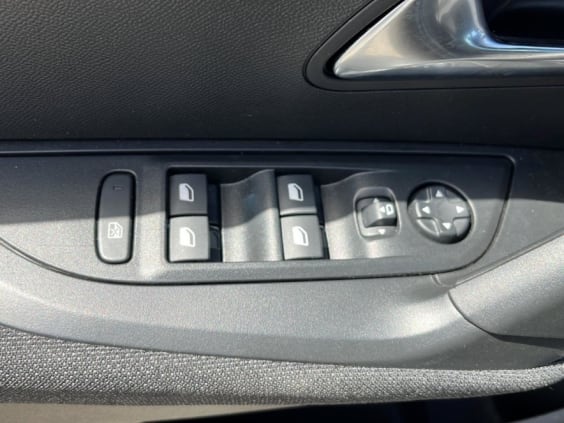 Peugeot 2008 1.2 hybrid 145 style e-dcs6 Noir