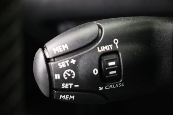 Peugeot 2008 Allure Hybrid 145 hp e-DSC6 Grey