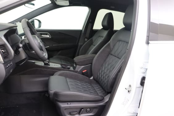 Nissan QASHQAI Tekna Plus 1.3 158 hp CVT 2WD White