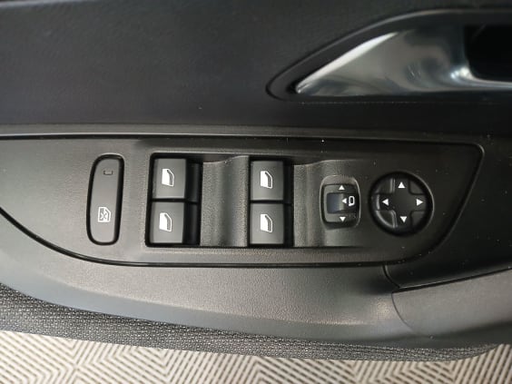 Peugeot 2008 Style Hybrid 145 ch e-DCS6 Noir