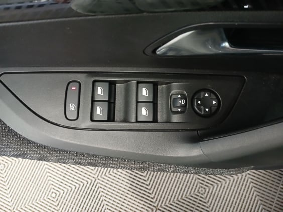 Peugeot 2008 Style Hybrid 145 ch e-DCS6 Noir