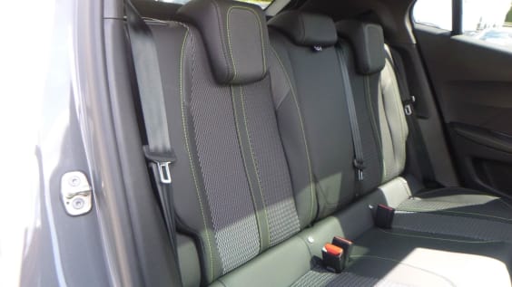 Peugeot 2008 Hybrid 145 e-DCS6 GT Gris Selenium