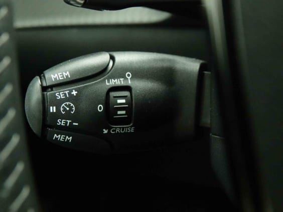 Peugeot 208 HYBRID 110 AUT ALLURE Jaune
