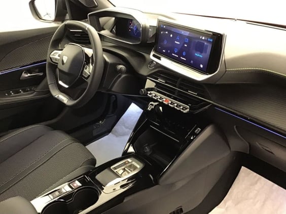 Peugeot 2008 Hybrid 145 e-DCS6 GT Rouge Elixir