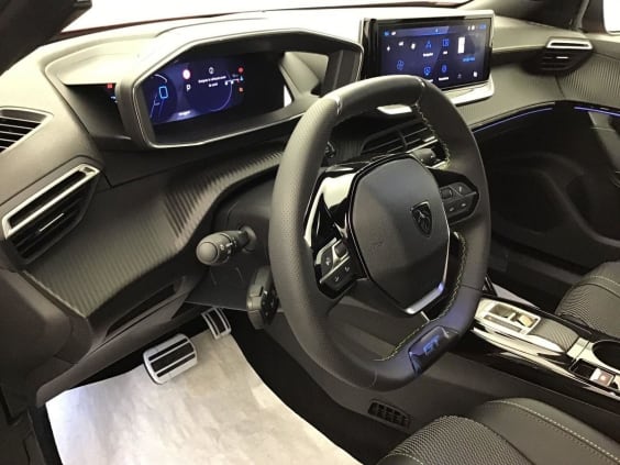 Peugeot 2008 Hybrid 145 e-DCS6 GT Rouge Elixir