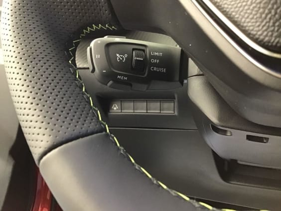 Peugeot 2008 Hybrid 145 e-DCS6 GT Rouge Elixir