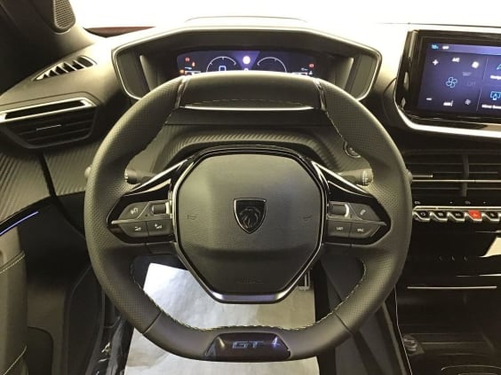 Peugeot 2008 Hybrid 145 e-DCS6 GT Rouge Elixir