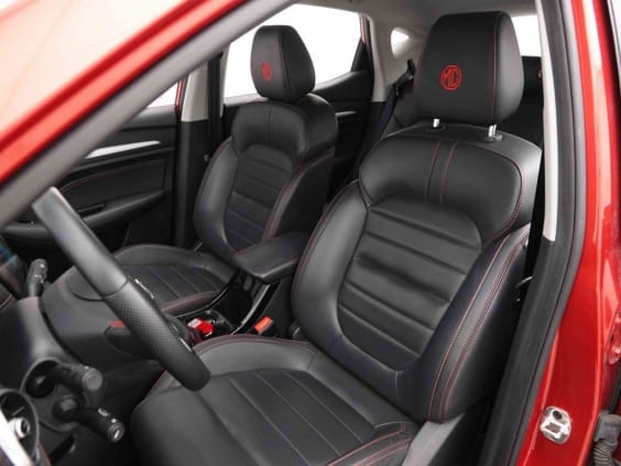 MG ZS 1.0 T 110 AUT LUXURY Rouge