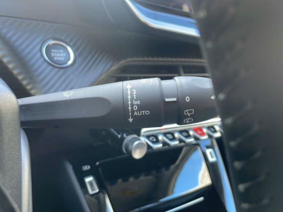 Peugeot 208 208 HYBRID 110CH E-DCS6 ALLURE Blanc Okenite Metal