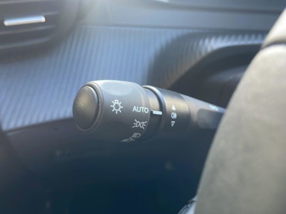 Peugeot 208 208 HYBRID 110CH E-DCS6 ALLURE Blanc Okenite Metal