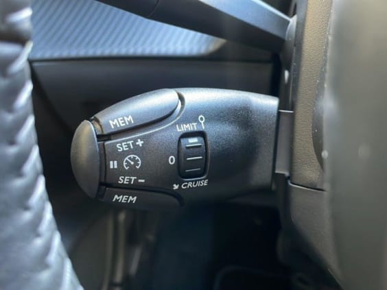 Peugeot 208 208 HYBRID 110CH E-DCS6 ALLURE Blanc Okenite Metal