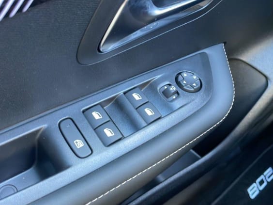 Peugeot 208 208 HYBRID 110CH E-DCS6 ALLURE Blanc Okenite Metal