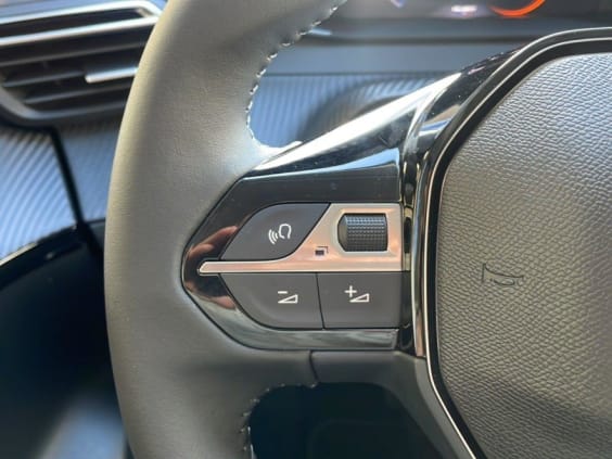 Peugeot 208 208 HYBRID 110CH E-DCS6 ALLURE Blanc Okenite Metal