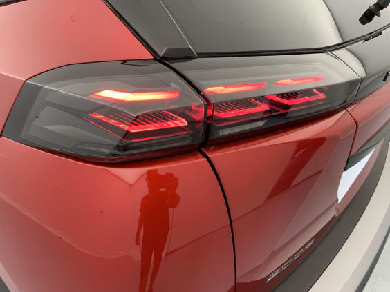 Peugeot 2008 Hybrid 145 e-DCS6 Allure Rouge Elixir