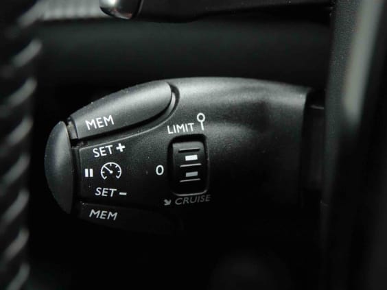 Peugeot 208 HYBRID 110 AUT ALLURE Gris