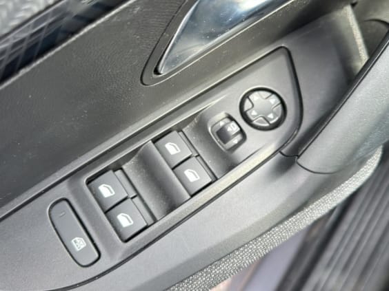 Peugeot 2008 1.2 hybrid 145 style e-dcs6 Gris