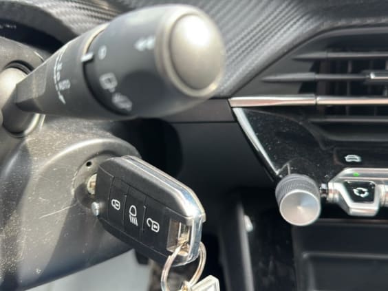 Peugeot 2008 1.2 hybrid 145 style e-dcs6 Gris