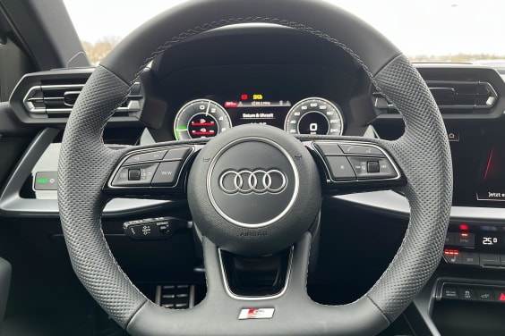 Audi A3 SPORTBACK NOUVELLE 45 TFSI E HYBRIDE RECHARGEABLE 272 S TRONIC 6 S LINE Bleu Navarre