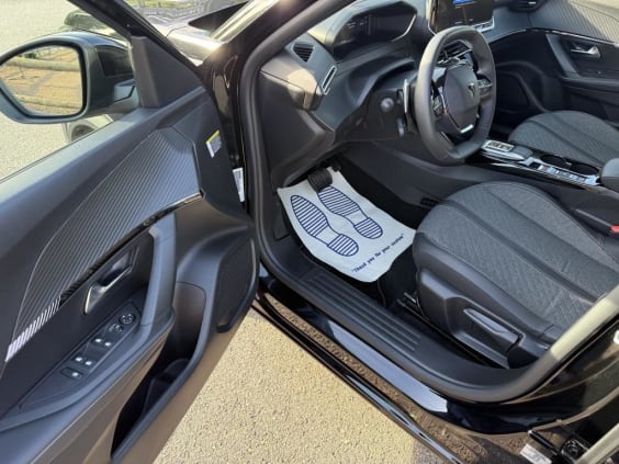 Peugeot 2008 Hybrid 145 e-DCS6 Allure Noir Perla Nera