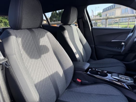 Peugeot 2008 Hybrid 145 e-DCS6 Allure Noir Perla Nera