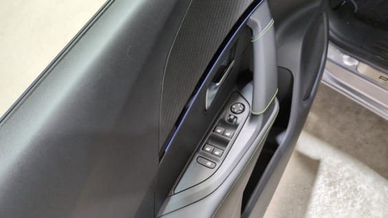 Peugeot 2008 Hybrid 145 e-DCS6 GT Gris Artense / Toit Noir
