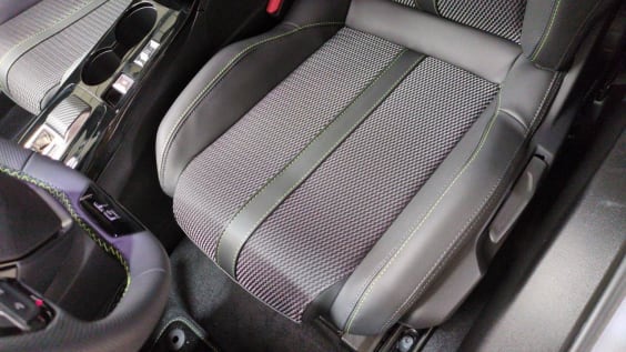 Peugeot 2008 Hybrid 145 e-DCS6 GT Gris Artense / Toit Noir