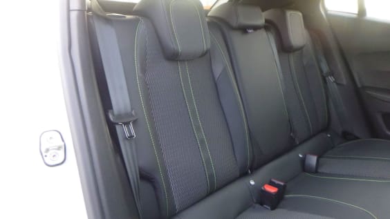 Peugeot 2008 Hybrid 145 ch e-DCS6 GT Blanc Okénite