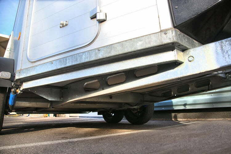 Vérification de l'état du plancher sur un van à chevaux.