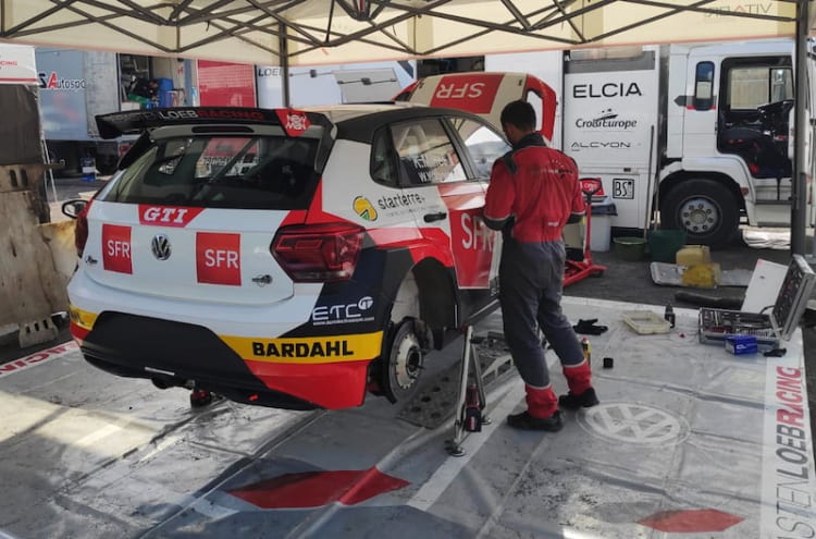 Régis Rollin prépare une voiture de rallye du team Sébastien Loeb Racing