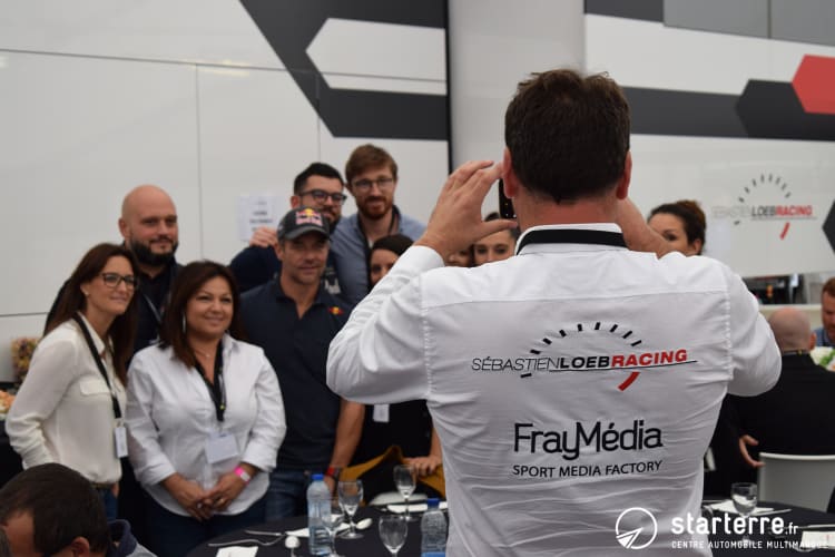 Les marchands Starterre se prennent en photo avec Sébastien Loeb