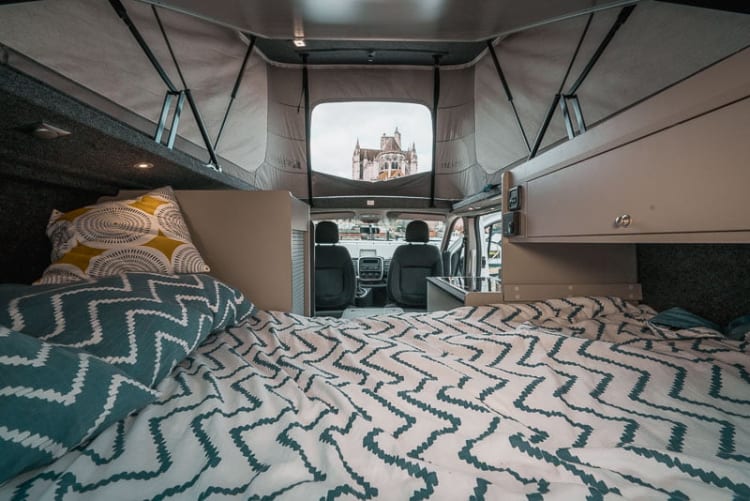 L'intérieur et le lit 2 places fixe du van aménagé Stylevan Equinox