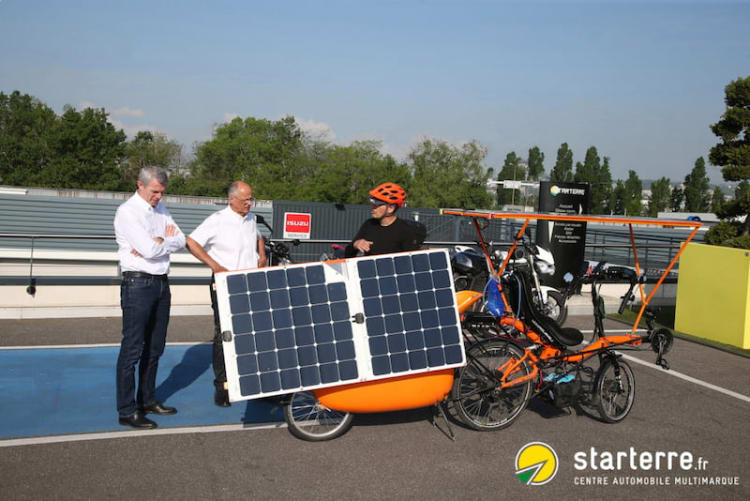 Laurent Souchet présente son vélo solaire à la direction de Starterre