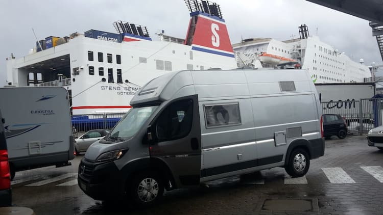 Le Campérêve Family Van avant l'embarquement sur le ferry Allemagne -Suède 