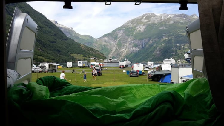 Vue sur les Fjord de Geiranger en Norvège depuis le Campérêve Family Van
