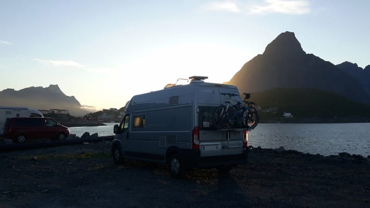 Le Campérêve Family Van au bord du lac à Reine en Norvège