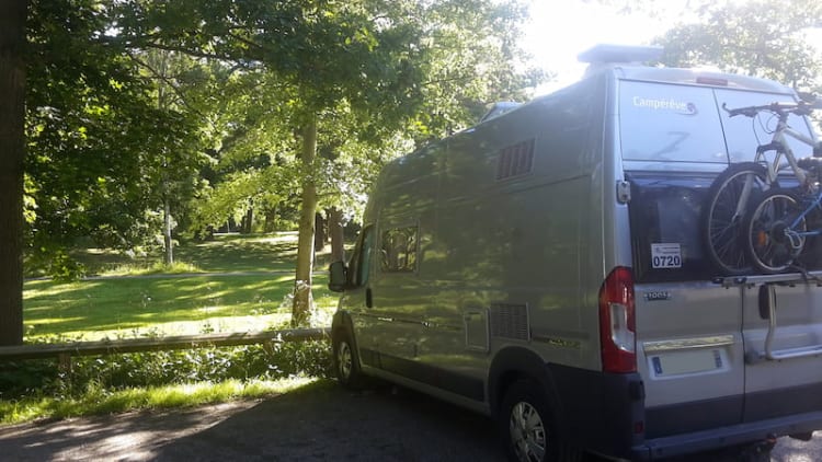 Le Campérêve Family Van dans un Parking camping car, Stockholm 